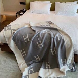 Gorgeous fashion luxury blanket / throw 4 colors available